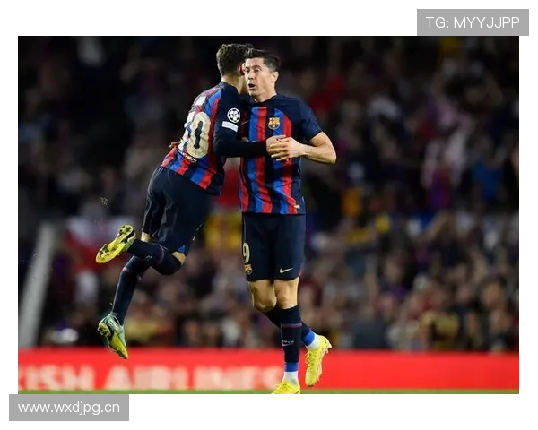 莱万多夫斯基在巴萨体系中的角色变化解析：战术适应能力评估