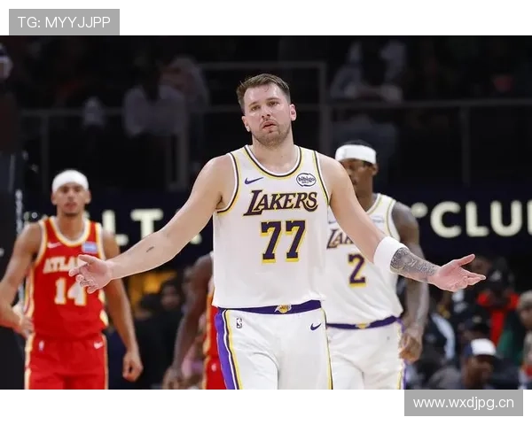 安东尼·戴维斯超市结账随手刷的那张卡，我的银行卡都羞了