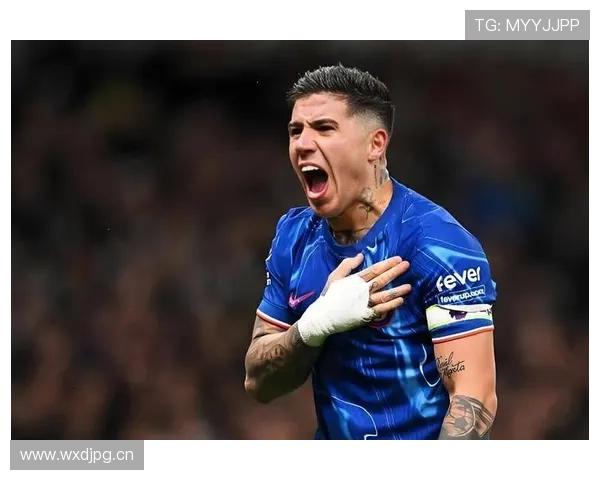 恩佐·费尔南德斯拎着名牌袋子走过，手里那杯咖啡都能顶我半个月工资