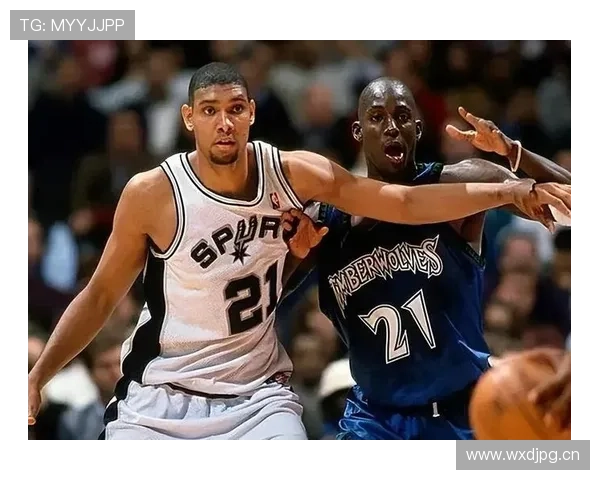 邓肯低位单打主导进攻，稳定输出明显胜过加内特